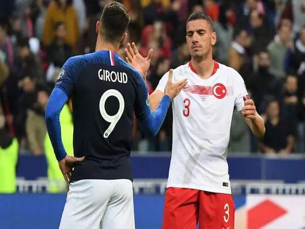 Nama Merih Demiral (kanan) masuk menjadi salah satu dari dua bek tengah yang diincar oleh AC Milan sebelum bursa transfer Januari ditutup / via Reuters