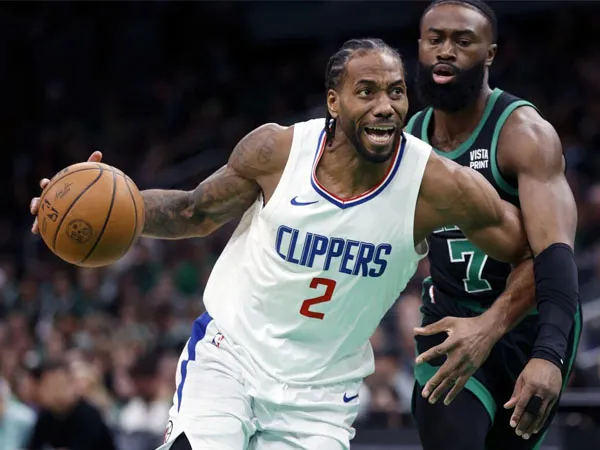 Kawhi Leonard (kiri) mencetak 26 poin saat Los Angeles Clippers menghancurkan Boston Celtics 115-96 pada Sabtu (27/1) malam. (Foto: AP)