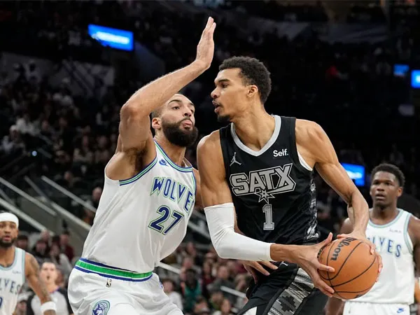 Victor Wembanyama (kanan) mencetak 23 poin dan 10 rebound saat San Antonio Spurs mengalahkan Minnesota Timberwolves 113-112 pada Sabtu (27/1) malam. (Foto: AP)