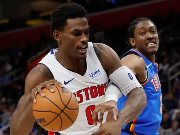Jalen Duren (kiri) mencetak 22 poin dan 21 rebound saat Detroit Pistons menang 120-104 atas Oklahoma City Thunder pada hari Minggu (28/1). (Foto: AP)