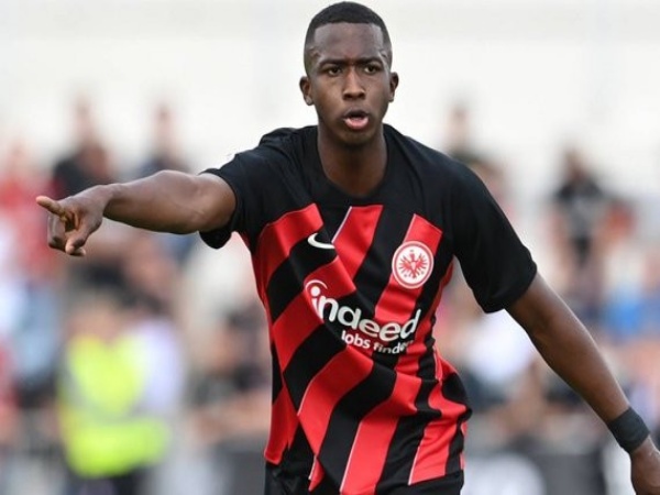 Tottenham Pertimbangkan Rekrut Defender Eintracht Frankfurt