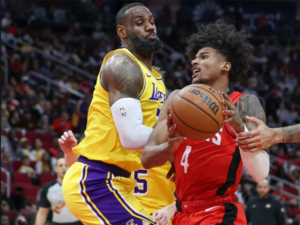 Jalen Green (kanan) mencetak 34 poin saat Houston Rockets meraih kemenangan 135-119 atas Los Angeles Lakers pada Senin (29/1) malam. (Foto: AP)