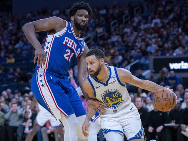 Stephen Curry (kanan) mencetak 37 poin saat Golden State Warriors mengalahkan Philadelphia 76ers 119-107 pada Selasa (30/1) malam. (Foto: AP)