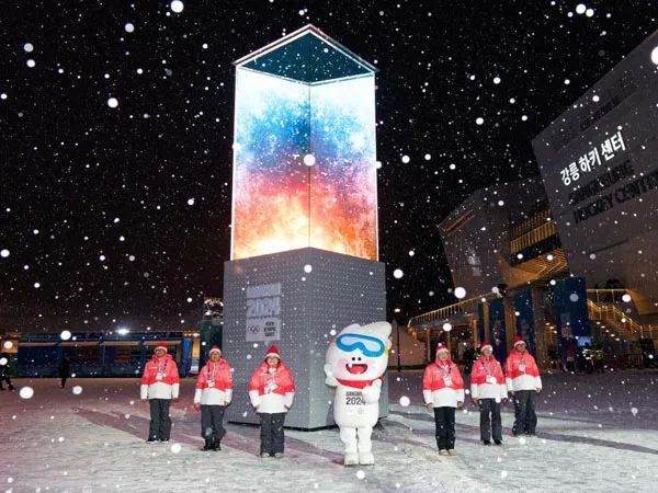 Sekelompok sukarelawan dan maskot Moongcho siap melemparkan salju untuk memadamkan api digital Olimpiade Remaja Musim Dingin Gangwon 2024. (Foto: AP)