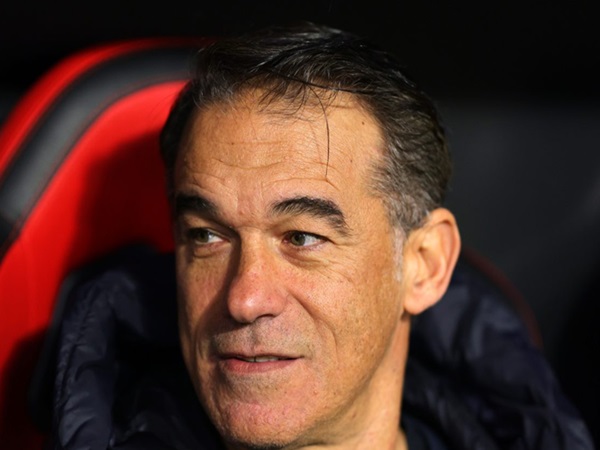 Pelatih Alaves Datang untuk Bela Xavi Hernandez