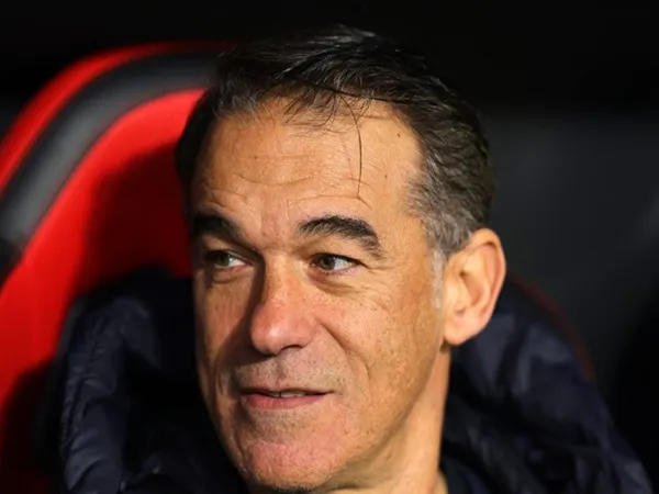 Pelatih Alaves Datang untuk Bela Xavi Hernandez