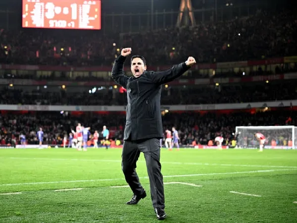 Mikel Arteta merayakan kemenangan Arsenal atas Liverpool