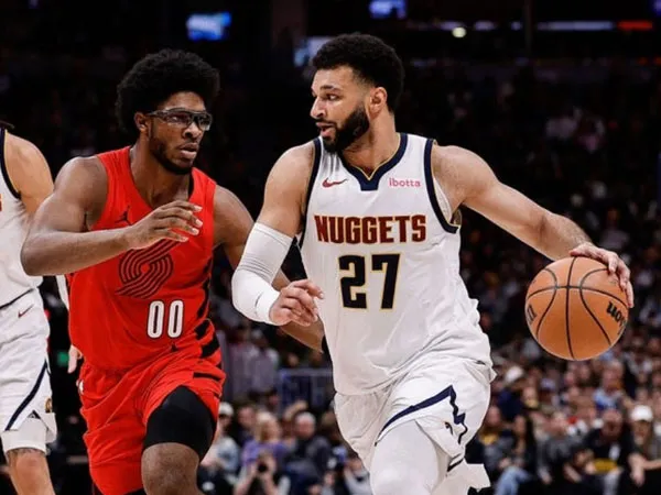 Jamal Murray (kanan) mencetak 21 poin saat Denver Nuggets mengalahkan Portland Trail Blazers 112-103 pada Minggu (4/2) malam. (Foto: AP)