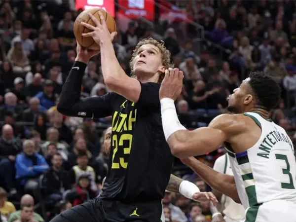 Lauri Markkanen (kiri) mencetak 21 poin saat Utah Jazz menang 123-108 atas Milwaukee Bucks pada Minggu (4/2) malam. (Foto: AP)