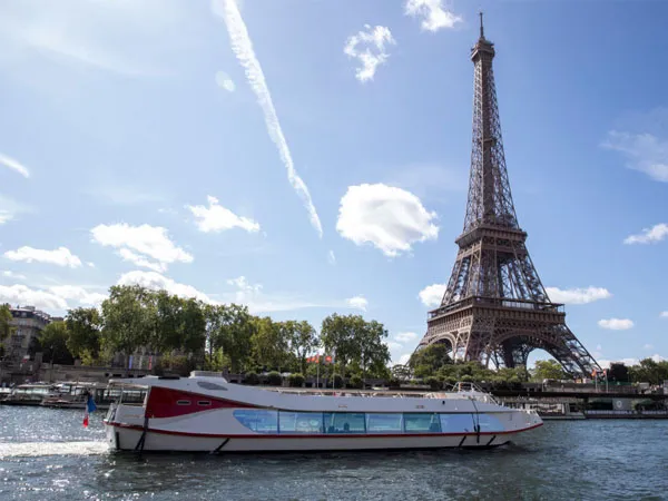 Upcara pembukaan Oimpiade Paris 2024 diadakan di sepanjang sungai Seine yang memiliki panjang enam kilometer. (Foto: AFP)
