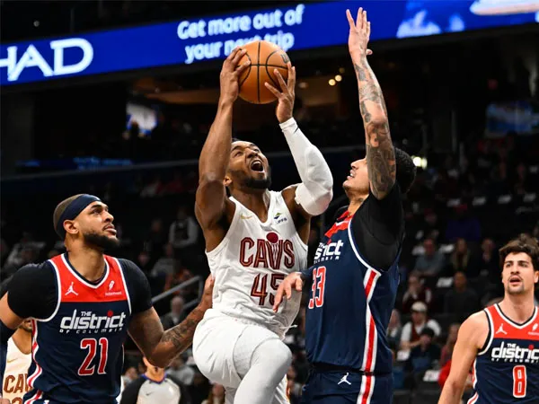 Donovan Mitchell (tengah) mencetak 40 poin saat Cleveland Cavaliers menang 114-106 atas Washington Wizards pada Rabu (7/2) malam. (Foto: AP)