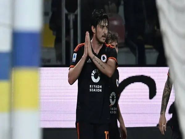 Sardar Azmoun mengaku sangat menikmati bekerja di bawah arahan pelatih Daniele De Rossi di AS Roma / via Getty Images