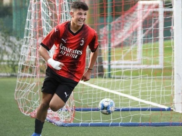 AC Milan Resmi Ikat Bintang Muda Simone Lontani Hingga Juni 2026