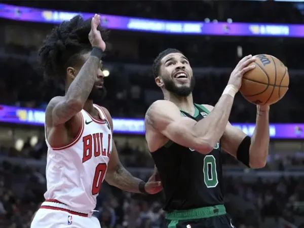 Jayson Tatum (kanan) mencetak 25 poin saat Boston Celtics mengalahkan Chicago Bulls 129-112 pada Kamis (22/2) malam. (Foto: AP)