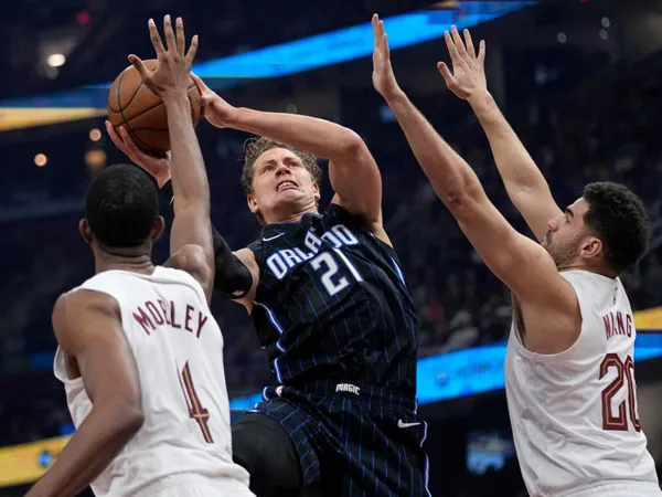 Moritz Wagner (tengah) mencetak 22 poin saat Orlando Magic mengalahkan Cleveland Cavaliers 116-109 pada Kamis (22/2) malam. (Foto: AP)