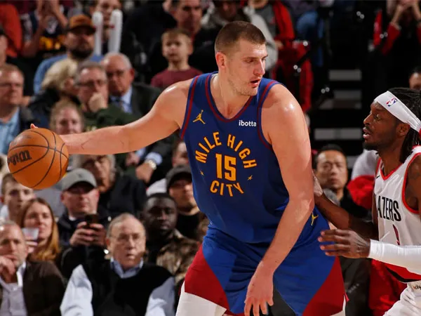 Nikola Jokic mengemas 29 poin, 15 rebound dan 14 assist saat Denver Nuggets mengalahkan Portland Trail Blazers 127-112 pada Jumat (23/2) malam. (Foto: AP)