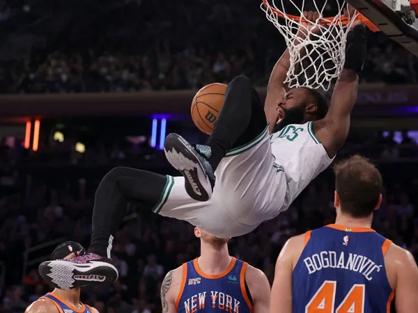 Jaylen Brown mencetak 30 poin saat Boston Celtics mengalahkan New York Knicks 116-102 pada Sabtu (24/2) malam. (Foto: AP)