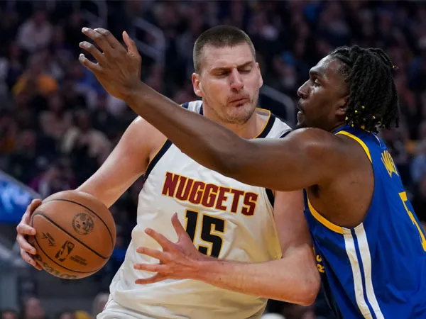 Nikola Jokic (kiri) mencetak 32 poin, 16 rebound, dan 16 assist saat Denver Nuggets mengalahkan Golden State Warriors 119-103 pada Minggu (25/2) malam. (Foto: AP)