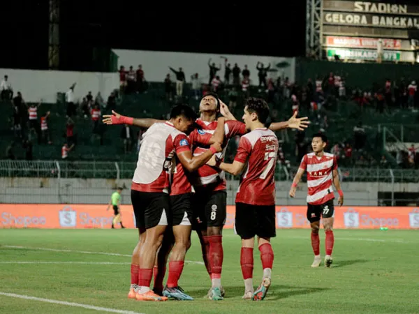 Gelandang Madura United, Hugo Gomes atau Jaja merayakan gol ke gawang Persikabo 1973
