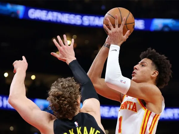 Jalen Johnson (kanan) mencetak 22 poin saat Atlanta Hawks mengalahkan Utah Jazz 124-97 pada Selasa (27/2) malam. (Foto: AP)