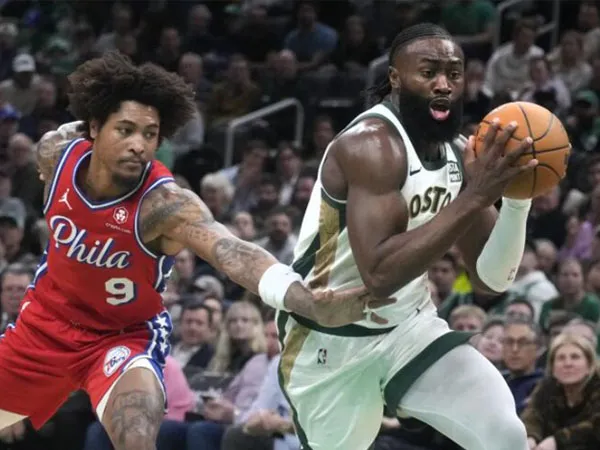 Jaylen Brown (kanan) mencetak 31 poin saat Boston Celtics mengatasi Philadelphia 76ers 117-99 pada Selasa (27/2) malam. (Foto: AP)