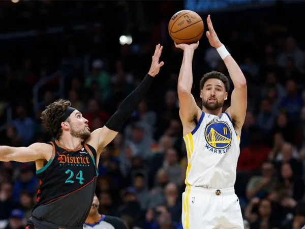 Klay Thompson (kanan) mencetak 25 poin saat Golden State Warriors mengalahkan tuan rumah Washington Wizards 123-112 pada Selasa (27/2) malam.