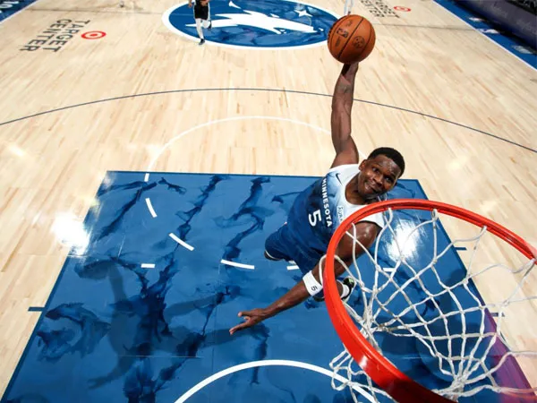 Anthony Edwards mencetak 34 poin saat Minnesota Timberwolves mengalahkan San Antonio Spurs 114-105 pada Selasa (27/2) malam. (Foto: AP)