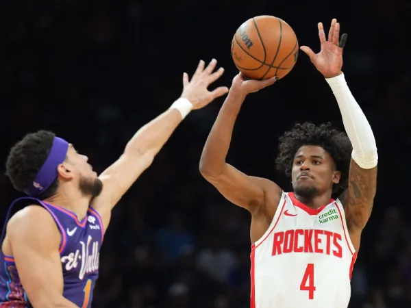 Jalen Green (kanan) mencetak 34 poin saat Houston Rockets mengalahkan Phoenix Suns 118-109 pada Sabtu (2/3) malam. (Foto: AP)