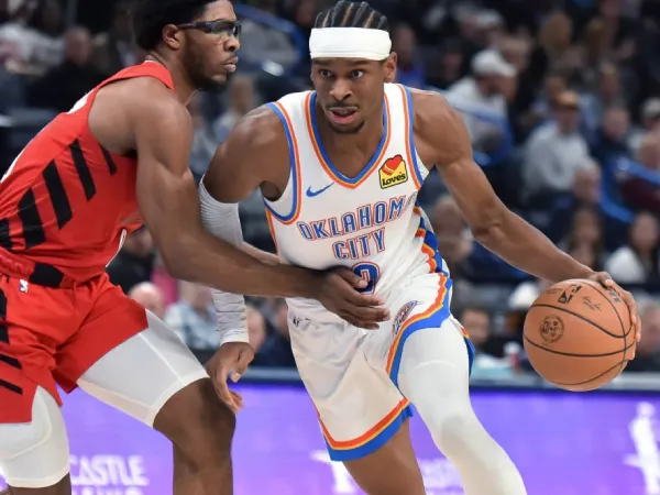 Shai Gilgeous-Alexander (kanan) mencetak 37 poin saat Oklahoma City Thunder mengalahkan Portland Trail Blazers 128-120 pada Rabu (6/3) malam. (Foto: AP)