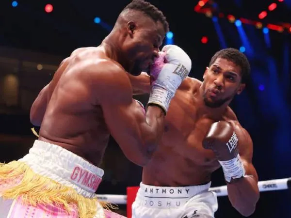 Anthony Joshua Hancurkan Francis Ngannou Dalam Dua Ronde di Riyadh
