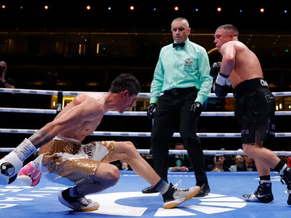 Nick Ball (kanan) tercatat dua kali menjatuhkan Rey Vargas namun duel dinyatakan imbang. (Foto: Ring TV)