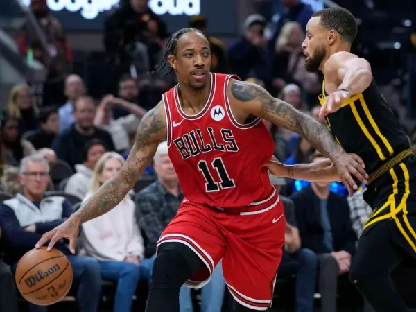 DeMar DeRozan (kiri) mencetak 33 poin saat Chicago Bulls mengalahkan Golden State Warriors 125-122 pada Kamis (7/3) malam. (Foto: AP)