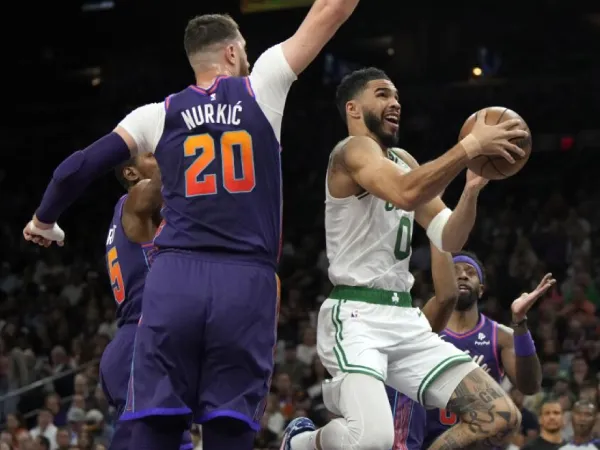 Jayson Tatum (kanan) mencetak 29 poin saat Boston Celtics mengalahkan tuan rumah Phoenix Suns 117-107 pada Sabtu (9/3) malam. (Foto: AP)