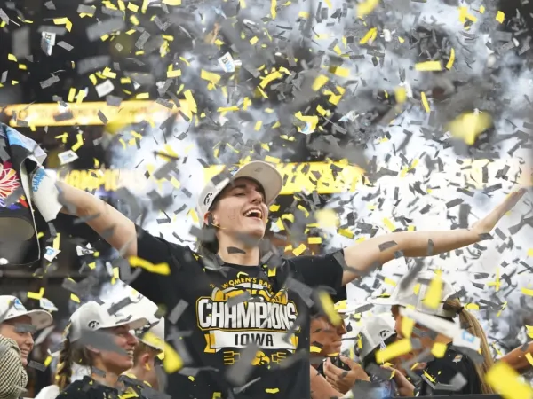 Caitlin Clark merayakan sukses tim putri Iowa Hawkeye menjuarai turnamen Big Ten ketiga secara berturut-turut. (Foto: AP)