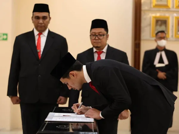 Nathan Tjoe-A-On saat mengambil sumpah sebagai WNI