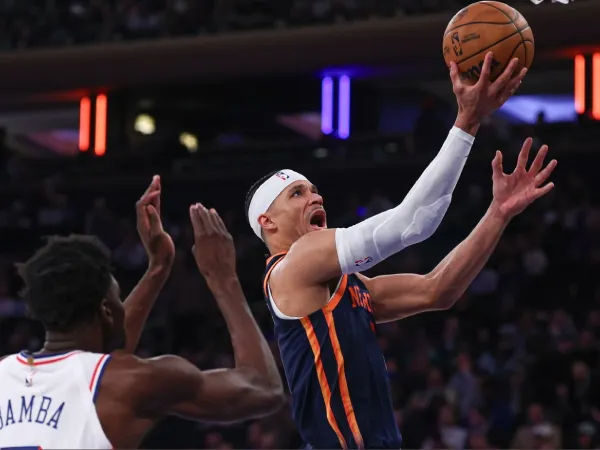 Josh Hart (kanan) mengemas triple-double keempatnya musim ini saat New York Knicks mengalahkan Philadelphia 76ers 106-79 pada Selasa (12/3) malam. (Foto: AP)