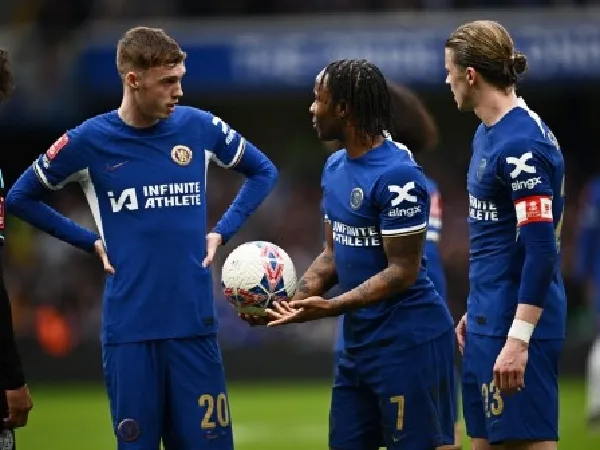 Cole Palmer mengizinkan Raheem Sterling untuk mengeksekusi penalti saat Chelsea menghadapi Leicester City