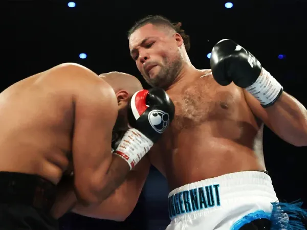 Joe Joyce (kanan) terlalu kuat bagi Kash Ali. (Foto: Ring TV)