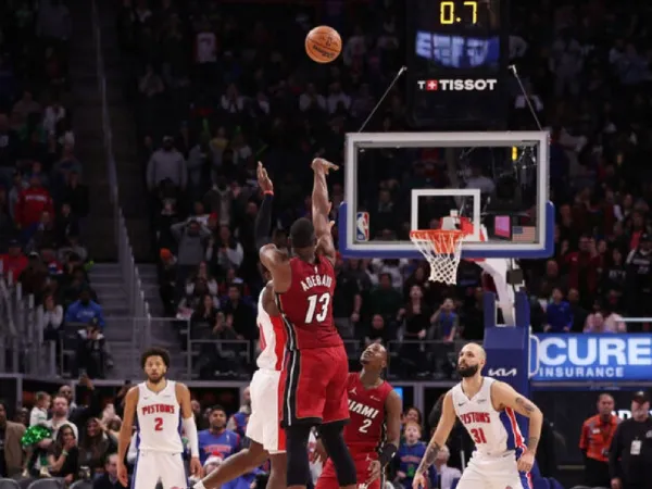 Bam Adebayo (tengah) melakukan tembakan kemenangan saat Miami Heat menang 104-101 atas Detroit Pistons pada hari Minggu (17/3). (Foto: AP)