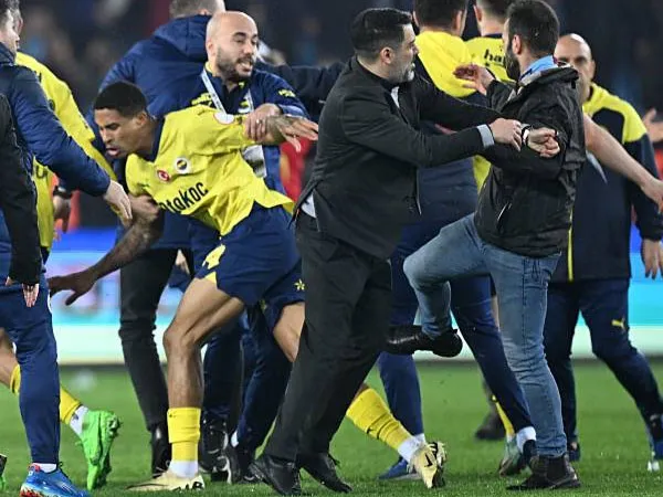 Pemainnya Diserang Fans Trabzonspor, Fenerbahce Ingin Mundur Dari Super Lig
