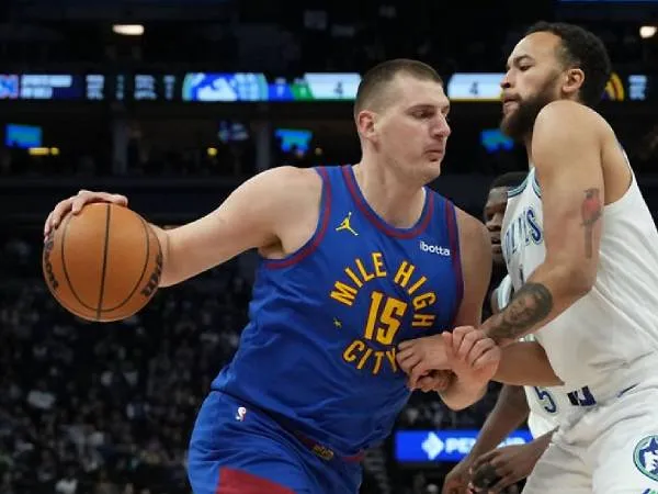 Nikola Jokic (kiri) mengemas 35 poin dan 16 rebound saat Denver Nuggets mengalahkan Minnesota Timberwolves 115-112 pada Selasa (19/3) malam. (Foto: AP)