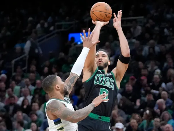 Jayson Tatum (kanan) mencetak 31 poin saat Boston Celtics meraih kemenangan 122-119 atas Milwaukee Bucks pada hari Rabu (20/3) malam. (Foto: AP)
