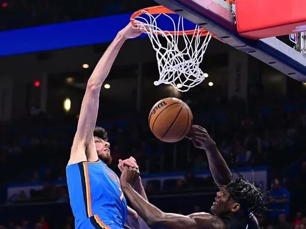 Chet Holmgren (kiri) mencetak 35 poin saat Oklahoma City Thunder mengalahkan Utah Jazz 119-107 pada Rabu (20/3) malam. (Foto: AP)