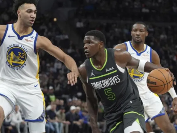 Anthony Edwards (kanan) mencetak 23 poin saat Minnesota Timberwolves menang 114-110 atas Golden State Warriors pada Minggu (24/3) malam. (Foto: AP)