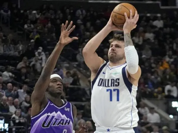 Luka Doncic (kanan) mencetak 29 poin, 13 assist, dan 12 rebound saat Dallas Mavericks mengalahkan Utah Jazz 115-105 pada Senin (25/3) malam. (Foto: AP)