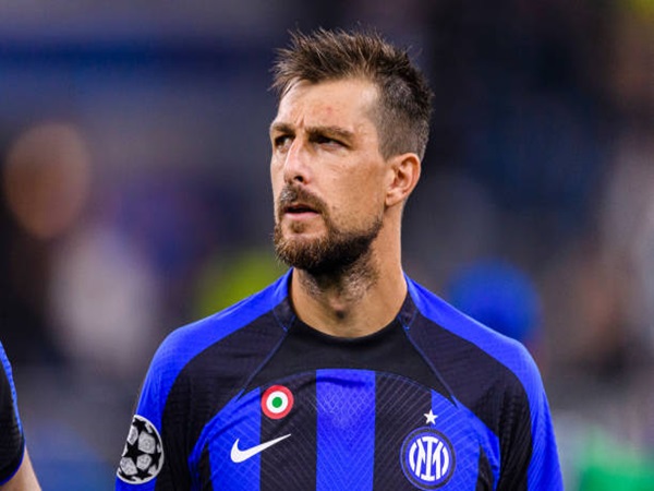 Muncul di Appiano Gentile, Francesco Acerbi Pilih Hindari dari Fans