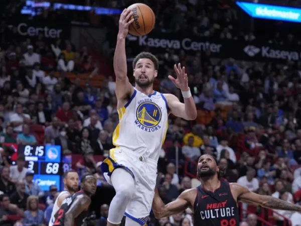 Klay Thompson mencetak 28 poin saat Golden State Warriors mengalahkan Miami Heat 113-92 pada Selasa (26/3) malam. (Foto: AP)
