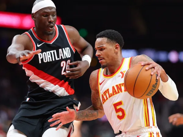 Dejounte Murray (kanan) mencetak 30 poin saat Atlanta Hawks mengalahkan Portland Trail Blazers 120-106 pada Rabu (27/3) malam. (Foto: AP)