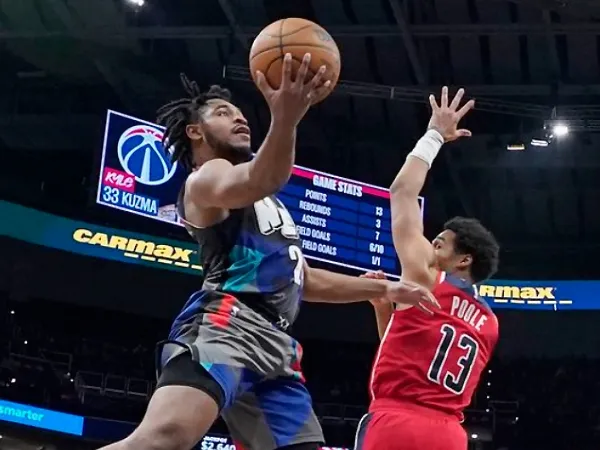 Cam Thomas (kanan) mencetak 38 poin saat Brooklyn Nets mengalahkan Washington Wizards 122-119 pada Rabu (27/3) malam. (Foto: AP)