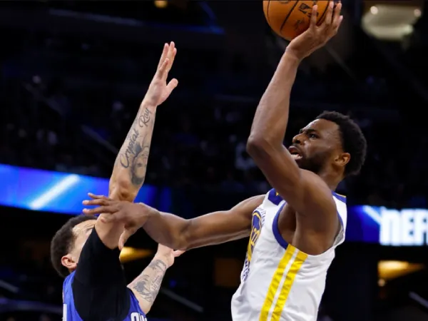 Andrew Wiggins (kanan) mencetak 23 poin saat Golden State Warriors mengalahkan Orlando Magic 101-93 pada Rabu (27/3). (Foto: AP)